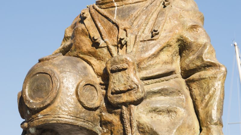 Grèce, Dodécanèse, Ile de Kalymnos, Port de Pothia,  Statue de scaphandrier à l'éffigie du plongeur d'éponge Antonis qui est une référence sur l'île et que l'on peut rencontrer sur son bateau dans le port